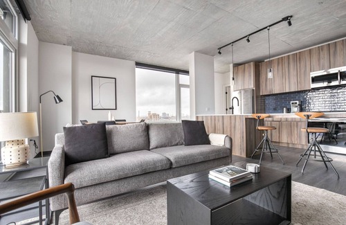 Near West Side Apartment | Charming West Loop 2BR w/Gym & Rooftop, nr Union Park, by Blueground