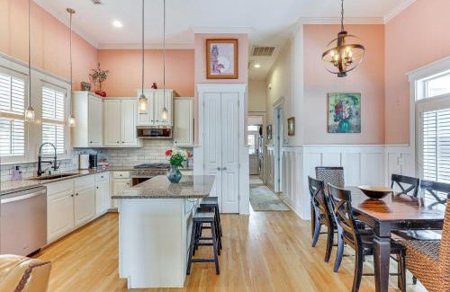 Wilmington House | Charming Wilmington Cottage - Walk to Downtown!