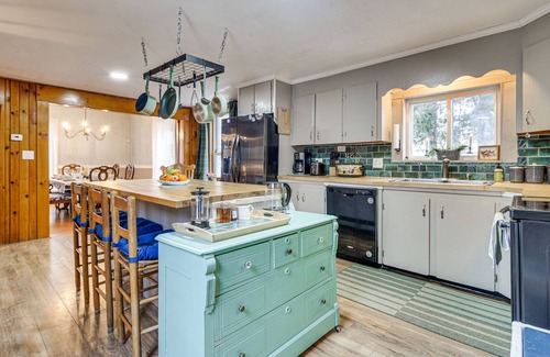 Dryden House | Charming Wilton Vacation Rental w/Fire Pit