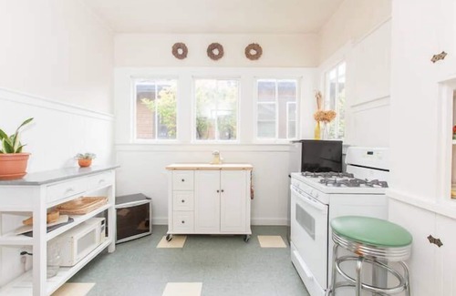St. Helena House | Charming Wine Country Cottage Steps from Downtown - Permit #2012-27