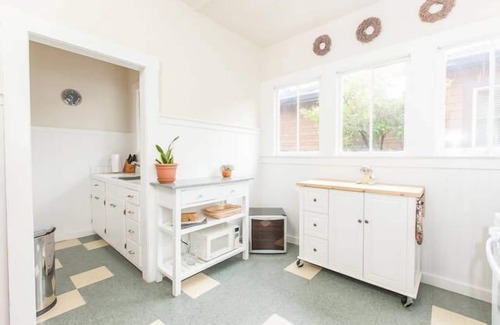 St. Helena House | Charming Wine Country Cottage Steps from Downtown - Permit #2012-27