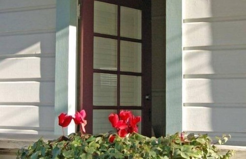 St. Helena House | Charming Wine Country Cottage Steps from Downtown - Permit #2012-27