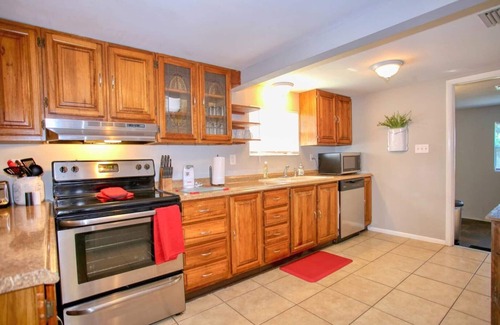 Goldenrod House | Charming Winter Park Fully Furnished & Pet Friendly Farmhouse Bungalow