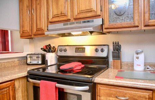 Goldenrod House | Charming Winter Park Fully Furnished & Pet Friendly Farmhouse Bungalow
