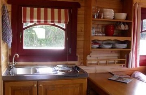 Chantenay-Villedieu Cottage | "Charming Wooden Caravan in Bucolic Farm Setting – Terrace, Ideal for Family Stays"