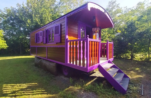 Chantenay-Villedieu Cottage | "Charming Wooden Caravan in Bucolic Farm Setting – Terrace, Ideal for Family Stays"