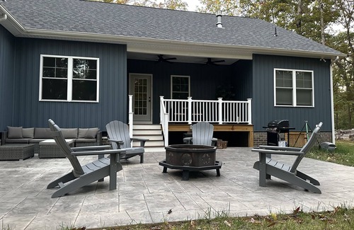 Macon House | Charming wooded home away from home