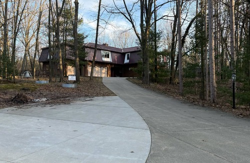 Port Sheldon House | Charming Woodland Retreat, Sleeps 12 – Perfect for Gatherings