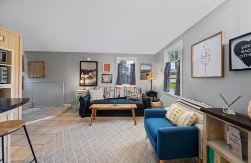 Woodstock House | Charming Woodstock Skylight Retreat-10 Min to Loon