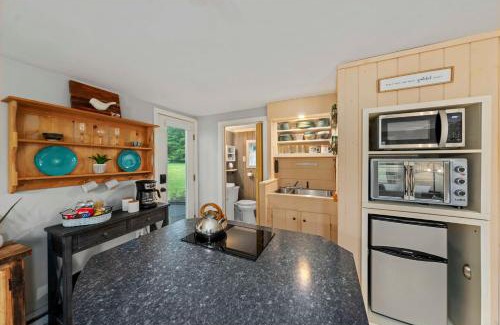 Woodstock House | Charming Woodstock Skylight Retreat-10 Min to Loon