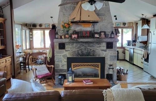 Rogers House | Charming Year Round Lakefront Cottage