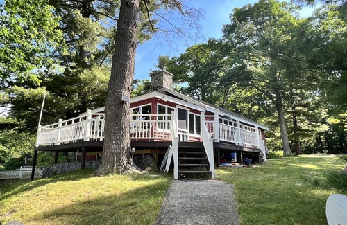 Rogers House | Charming Year Round Lakefront Cottage