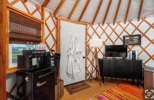 Woodway Cabin | Charming Yurt in Woodway- Rustic Luxe Unit #1, with AC & Heating