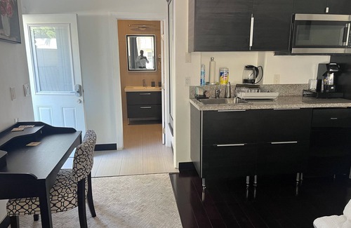 Los Angeles House | CharmingLAX 1-bedroom house in gorgeous Los Angeles with AC