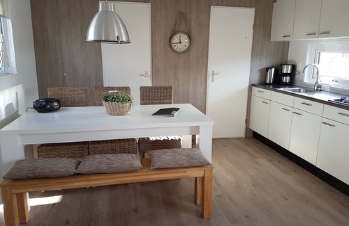 Serooskerke Ski Chalet | Charmingly decorated chalet Florence 2 near the sea serooskerke