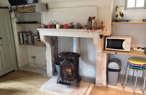 Flavigny-sur-Ozerain Apartment | Charmingly restored 3* cottage in medieval village of Flavigny sur Ozerain