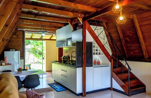 Sao Pedro de Alcantara Ski Chalet | Charmoso chalé no campo com vista para a natureza