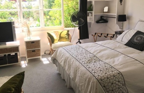 Richmond Cabin | Charnwood Cottage - peaceful and private