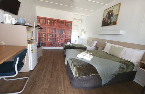 Richmond Hill Hotel | Charters Towers Motel