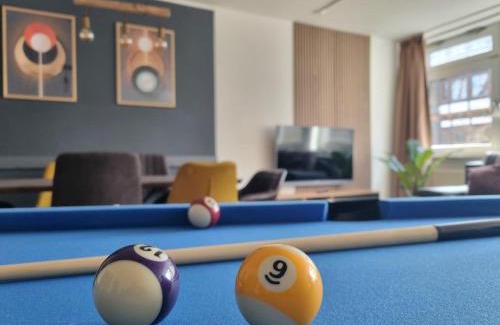 Hamelin Apartment | Charysma - Billard-Loft, Fußgängerzone, Schlafzimmer mit Smart-TV, Parkplatz