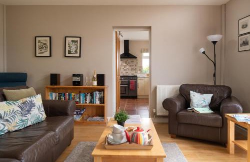 Kenilworth House | Chase Lodge, Kenilworth, Family Sized Cottage With free Wifi