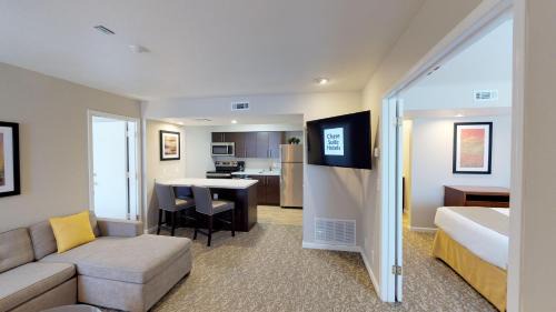 Newark Hotel | Chase Suite Hotel Newark Fremont