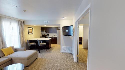 Newark Hotel | Chase Suite Hotel Newark Fremont