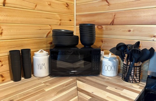 Campton Cabin | Chasin Turkeys is a Charming 2-bedroom Lakefront cabin in Red River Groge