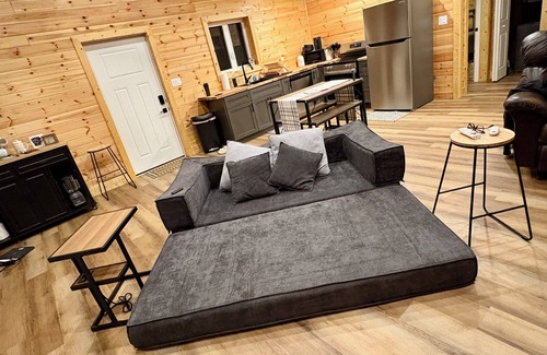 Campton Cabin | Chasin Turkeys is a Charming 2-bedroom Lakefront cabin in Red River Groge