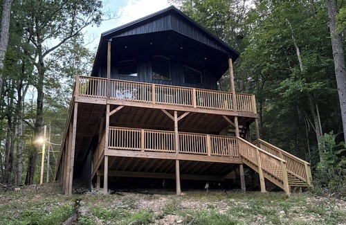 Campton Cabin | Chasin Turkeys is a Charming 2-bedroom Lakefront cabin in Red River Groge