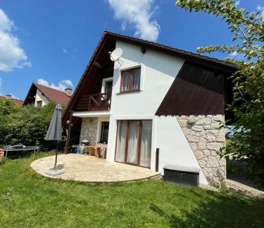 Liptovsky Trnovec House | Chata pri jazere
