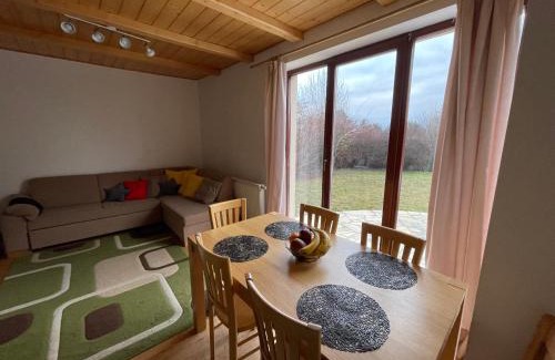Liptovsky Trnovec House | Chata pri jazere