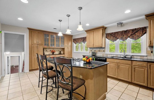Longmeadow House | Château at Longmeadow, Luxurious Home, 5 min from MGM & Basketball Hall of Fame