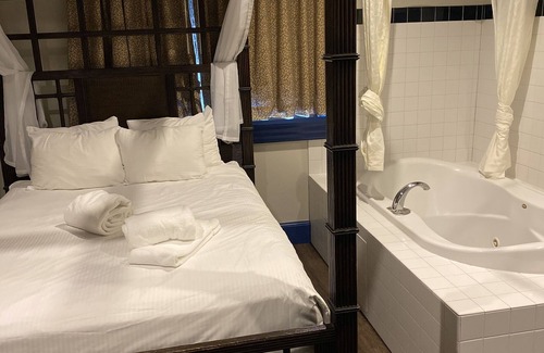 I-435 West KC-KS Hotel | Chateau Avalon Hotel & Spa