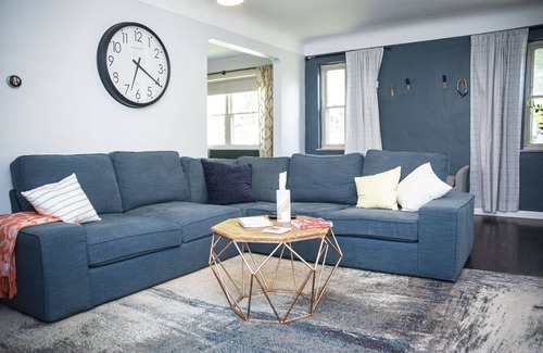 Roselawn Finance House | Château College Hill - Close to Bengals Stadium + Brink Brewing (Pet Friendly)