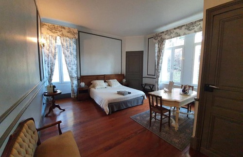 Villeneuve-de-Marc Bed & Breakfast | Chateau de Bonnevaux