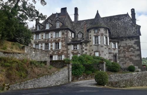 Raulhac Bed & Breakfast | Chateau De Courbelimagne, Raulhac
