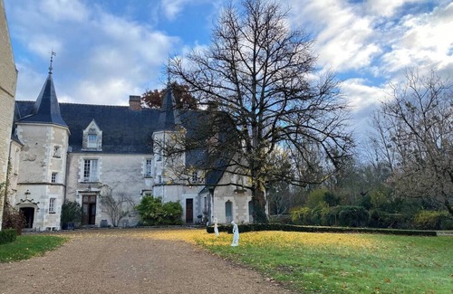Artannes-sur-Indre House | Château des Archevêques in the heart of a village