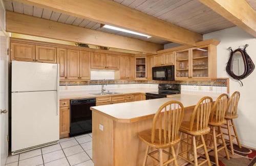 Aspen House | Chateau Dumont Unit 14, Spacious 3 Bedroom Condo, 1 Block from Downtown Aspen