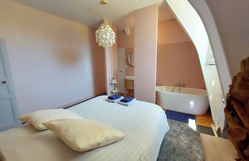Marsais Other | CHATEAU EMILE HAROCH AT THE FOOT OF THE VENISE VERTE