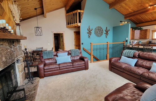 Frisco House | Chateau in Ski and Summer Playground, 5 Bdrms + Loft, Hot Tub, 4 HDTVs, 8 Bikes