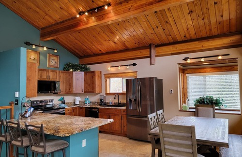 Frisco House | Chateau in Ski and Summer Playground, 5 Bdrms + Loft, Hot Tub, 4 HDTVs, 8 Bikes