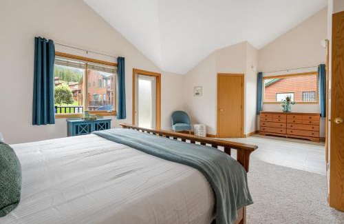 East Kootenay Apartment | Chateau Lawrence, Pool Table, Kids' Gaming Room