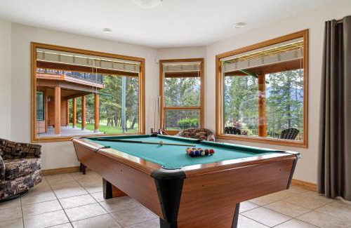 East Kootenay Apartment | Chateau Lawrence, Pool Table, Kids' Gaming Room