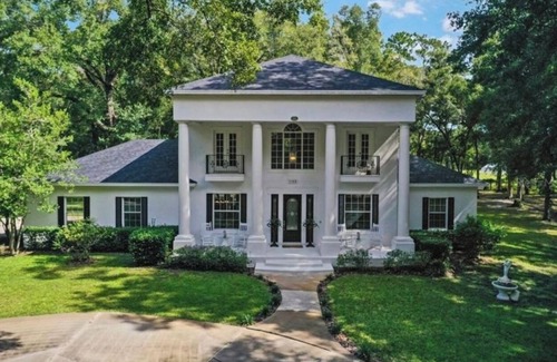 DeLand House | Chateau Les Chenes, an event venue in a gated 2-acres Estate