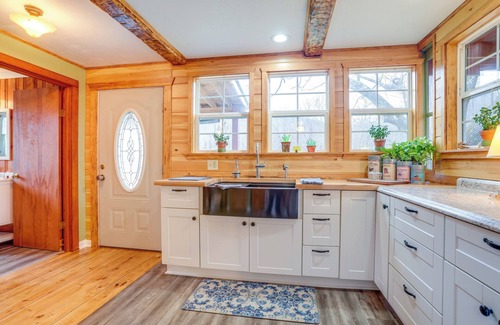 Hood Cottage | 'Chateau Merlot' Cottage w/Deck in Stanardsville