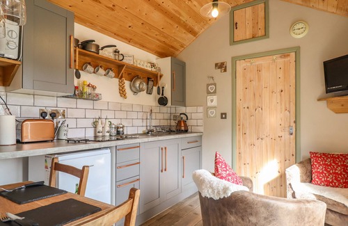 Caersws Cottage | CHATEAU PETIT, pet friendly, with a garden in Trefeglwys