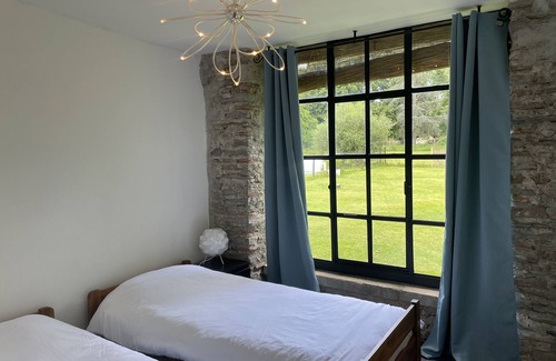 Meillon Cabin | Chateau pool house, 1.5 hectares of garden, perfect for families