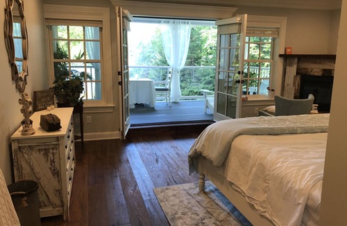 Bolton Landing House | Chateau Rooms