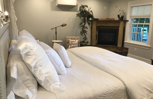 Bolton Landing House | Chateau Rooms